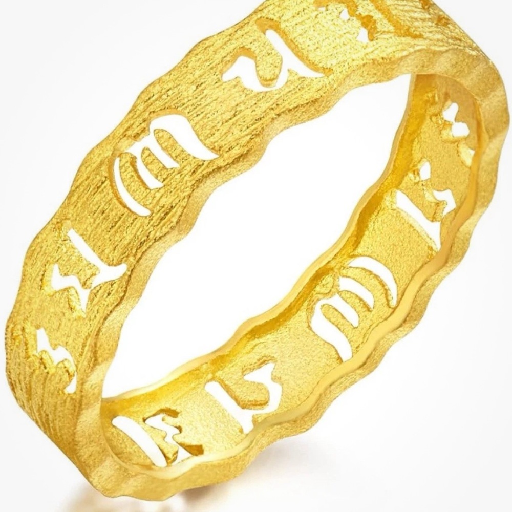 Elegant Gold Wavy Band Ring